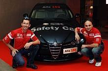 Superbike-Weltmeister Troy Bayliss und sein Ducati-Teamkollege Lorenzo Lanza vor dem neuen Safety Car der Superbike-Weltmeisterschaft 2007, einem Alfa 159 Sportwagon. Foto: Auto-Reporter/Alfa Romeo